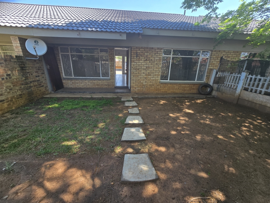 To Let 2 Bedroom Property for Rent in La Hoff North West